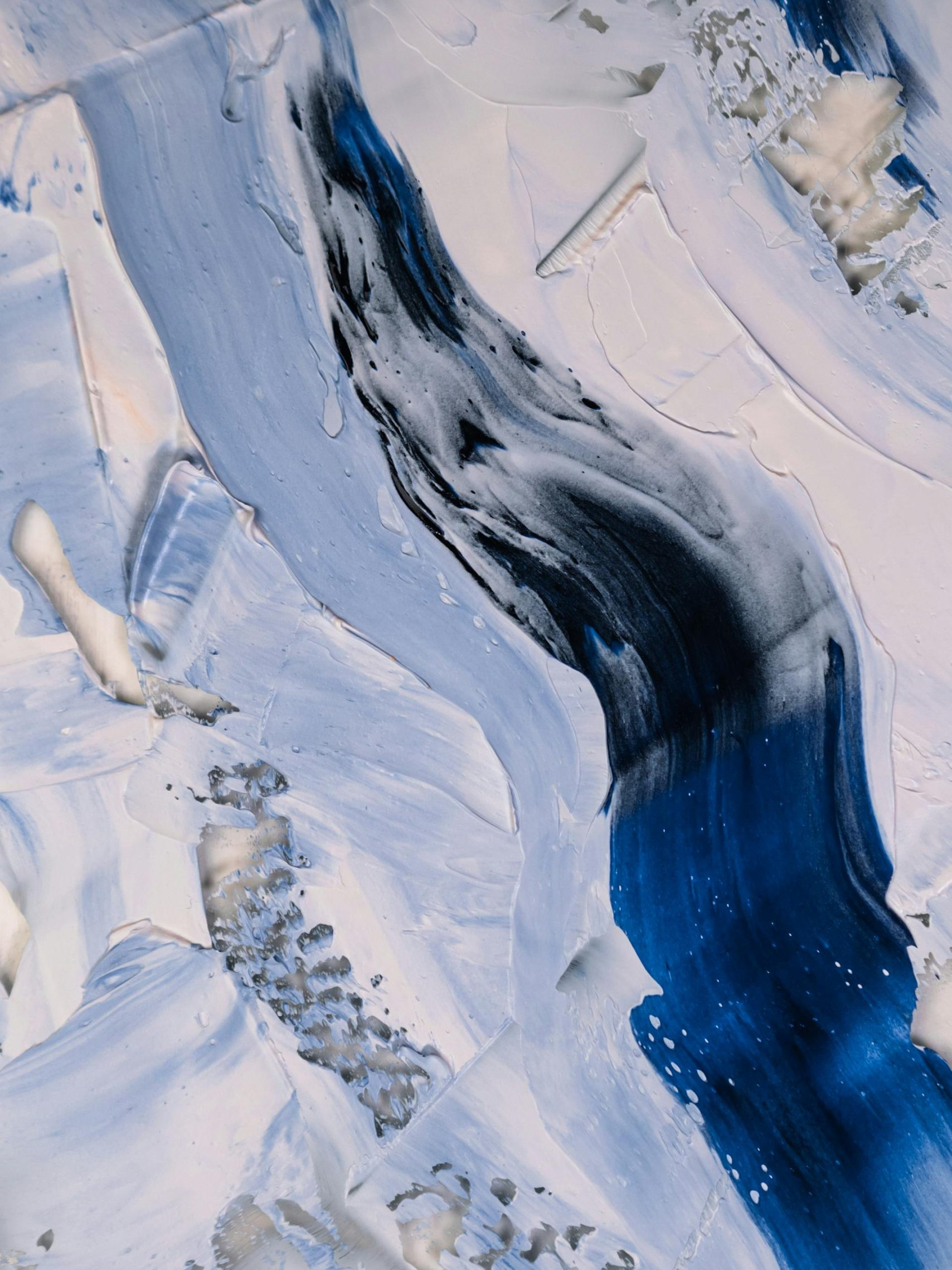 Aquarellmalkurs Kreativ sein Haslibergoase Tiefblaue Aquarellfarbe in dynamischer Pinselbewegung auf weisser Leinwand